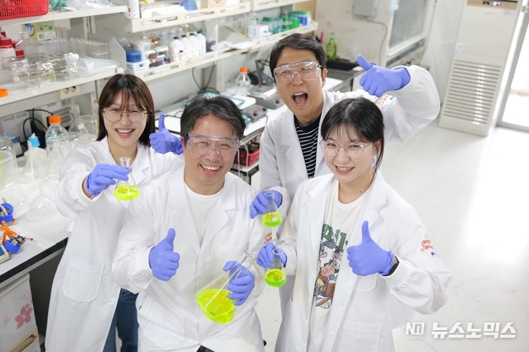 카이스트 이해신 석좌교수와 제품개발에 참여한 주헬렌 연구원과 이해신 교수, 양한열 연구원, 김은우 연구원 등 젊은 과학도들