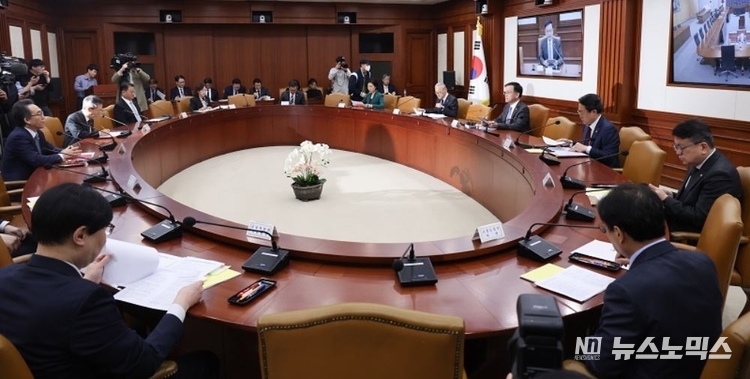 최상목 경제부총리 겸 기획재정부 장관이 15일 서울 종로구 정부서울청사에서 열린 비상경제장관회의에서 모두발언을 하고 있다.