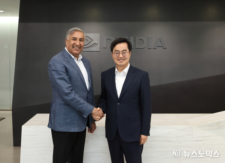 현지시각 7일 오후 김동연 경기도지사가 엔비디아(NVIDIA) 샨커 트리베디(Shanker Trivedi) 수석 부사장(Senior Vice President of Enterprise Business)과 기념촬영을 하고 있다./사진=경기도
