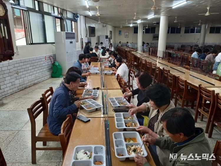 구인사 내 공양식당에서 점심 식사를 하고있는 시민들 모습