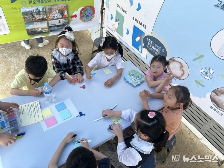 지난 20일 전북 삼례동초교에서 환경교육의 일환으로 운영된 '지구를 구하는 으쓱ESG버스와 PETMON 이야기' 체험 캠프에 참가한 학생들이 환한 웃음을 지으며 기념촬영을 했다.