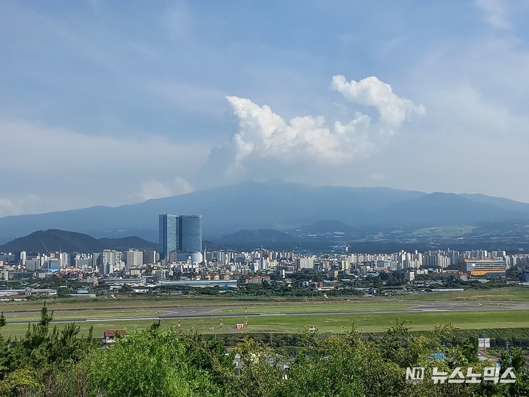 제주시 도두봉 공원 정상에서 내려다 보이는 한라산과 제주국제공항 모습