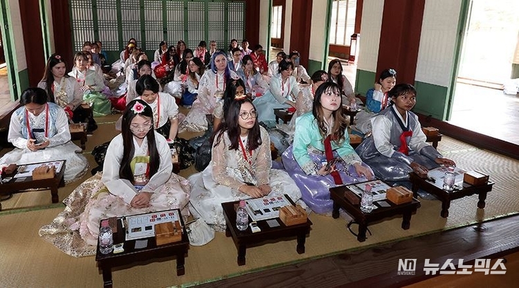 세종학당 한국어 우수학습자로 선정된 67개국 외국인들이 경복궁 수정전에서 집현전 왕실문화 체험학교에 참여하고 있다.