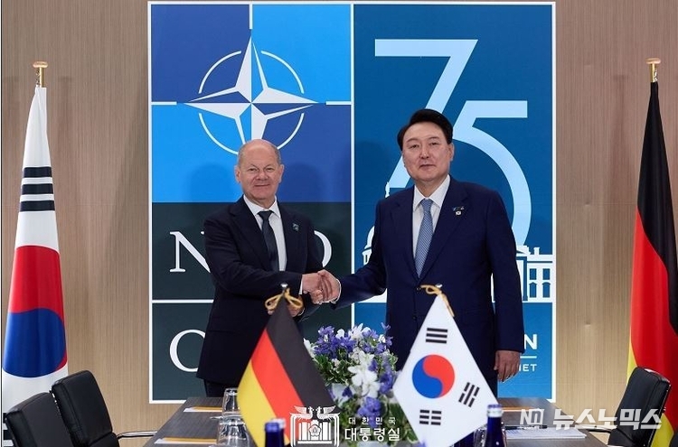 윤석열 대통령이 10일(현지시간) 북대서양조약기구(NATO) 정상회의가 개최된 미국 워싱턴DC 월터 E. 워싱턴 컨벤션센터에서 열린 한-독일 정상회담에서 올라프 숄츠 독일 총리와 악수하고 있다. /사진=대통령실 홈페이지