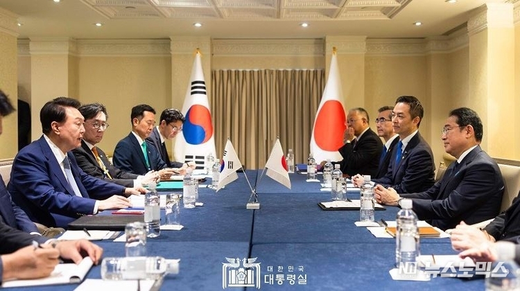 윤석열 대통령이 10일(현지시간) 미국 워싱턴DC 한 호텔에서 기시다 후미오 일본 총리와 한-일 정상회담을 하고 있다. /사진=대통령실 홈페이지