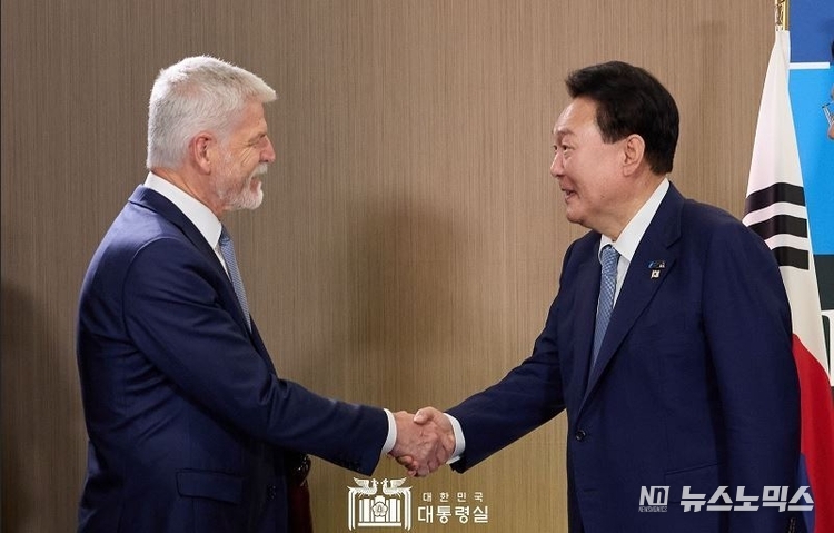 윤석열 대통령이 10일(현지시간) 북대서양조약기구(NATO·나토) 75주년 정상회의가 개최된 미국 워싱턴DC 월터 E. 워싱턴 컨벤션센터에서 열린 한-체코 정상회담에서 페트르 파벨 체코 대통령과 악수하고 있다. /사진=대통령실 홈페이지