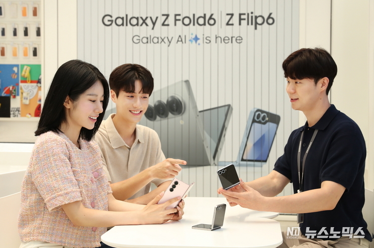 삼성스토어 홍대 갤럭시 스튜디오에서 디테일러가 새로워진 ‘갤럭시 Z 폴드6’와 ‘갤럭시 Z 플립6’를 소개하고 있다