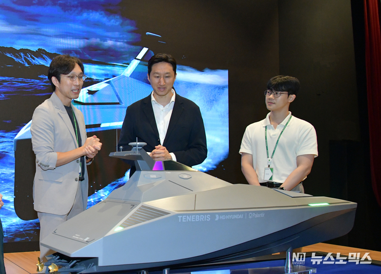 정기선 HD현대 부회장이 미래기술원 연구원들로부터 팔란티어와 공동개발 중인 무인수상정(USV) ‘테네브리스’에 대한 설명을 듣고 있다