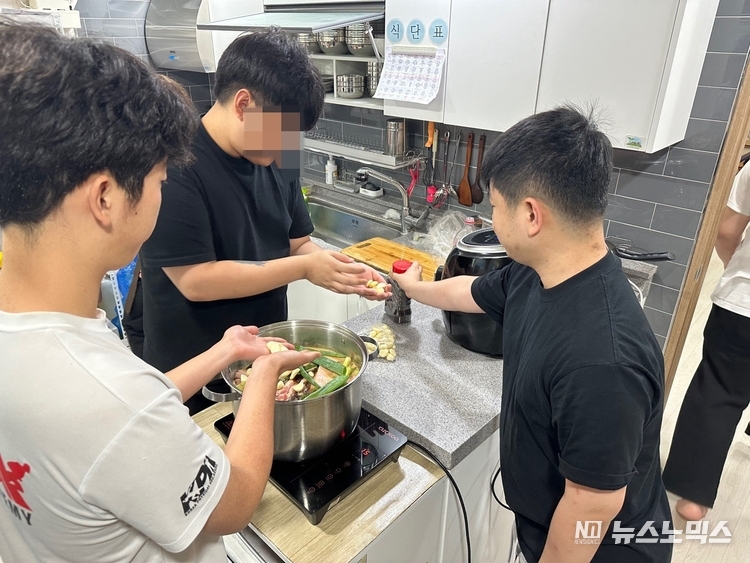 체험홈 프로그램에 참여하고 있는 청년들