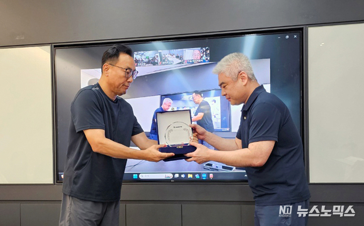 지난 26일 서울 서초동사무소에서 열린 레이저옵텍 창립 24주년 행사에서 이창진 대표(왼쪽)가 20년 장기근속자에게 감사패를 수여하고 있다. 사진=레이저옵텍