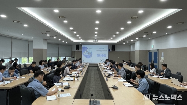 경기도는 31일 경기R&DB센터 대회의실에서 ‘경기 생성형 인공지능(AI) 데이터플랫폼 사전 컨설팅 사업’ 중간보고회를 열고 생성형 AI를 활용한 실증 서비스 도입에 대해 의견을 나눴다./사진=경기도
