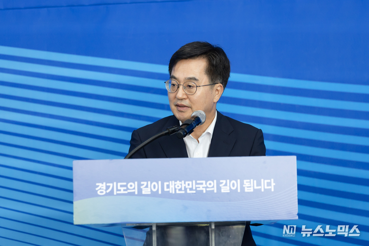 김동연 지사는 14일 도담소(옛 경기도지사 공관) 기자간담회에서 사람중심경제(휴머노믹스) 실천을 위한 임기 후반기 중점과제인 기회·돌봄·기후·평화 등 4개 경제분야 신규 사업 구상을 설명하고 있따./사진=경기도