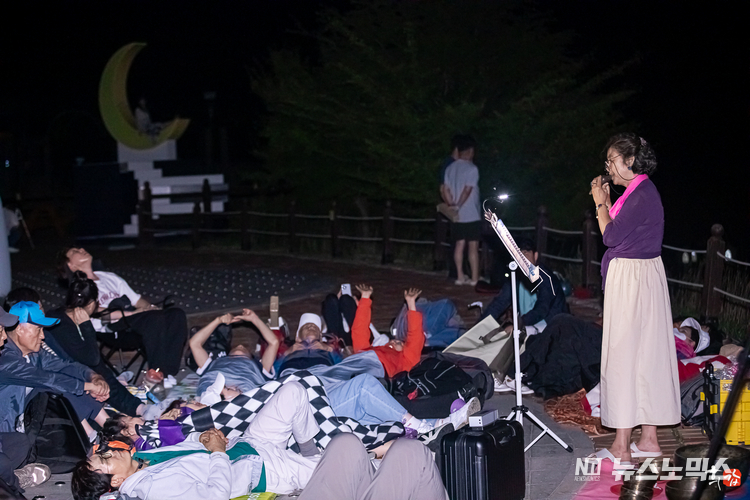 희망일출 산악회(회장·이태선) 회원들이 지난 12일 정선 타임캡슐공원에서 페르세우스 유성우와 은하수를 관람하고 있는 현장에서 허순애 오카리나 연주를 감상하고 있다./사진=강희갑 