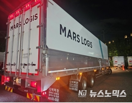 야간 유인 자율주행 테스트 대기 중인 마스로지스 트럭