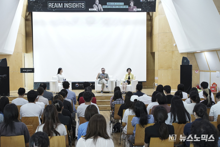 20일 서울 마포구 청년문화공간 JU동교동에서 열린 '더 나은 미래를 위한 사람과 AI공존'을 주제로 한 콘서트장에서 장예인 아나운서의 사회로, 카이스트 김대식 교수와 한국국방기술학회 박영욱 이사장이 패널로 나와 AI 기술이 우리 사회와 일상에 미치는 영향을 설명하고 REAIM 고위급회의에 대해서도 소개하는 시간을 가졌다/사진=외교부