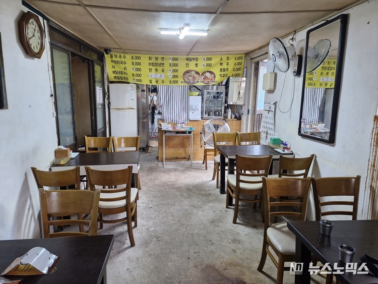 시골막국수 가게 본관 내부 모습