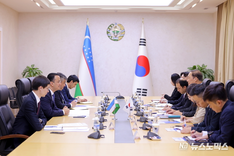 장원삼 코이카 이사장이 지난 9일 오후(현지 시간) 우즈베키스탄 투자산업무역부(MIIT)를 방문해 K-실크로드 협력 구상에 연계해 개발협력 사업을 확대해나가기 위한 논의를 진행하고 있다