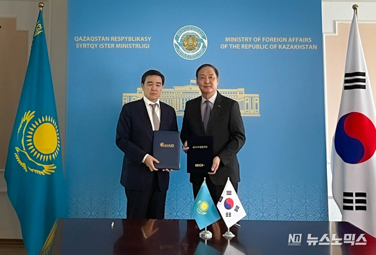 장원삼 코이카 이사장(왼쪽)이 지난 5일 오후(현지 시간) 카자흐스탄을 방문해 아르켄 아리스타노브(Arken Arystanov) 카자흐스탄 국제개발단 이사장을 만나 개발협력에 관한 양해각서를 갱신 체결했다
