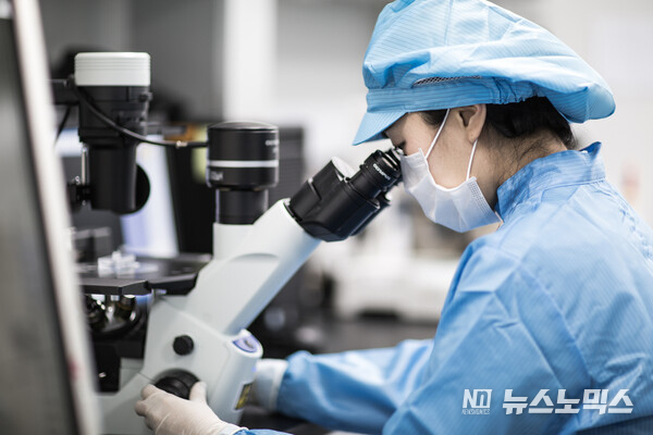 웅제약 연구원들이 연구를 진행하고 있다