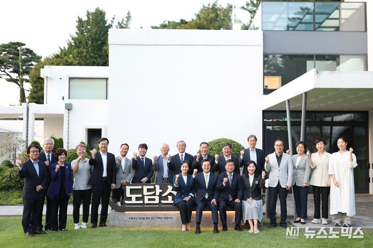 경기도는 27일 도담소에서 26명의 전문가를 도정자문위원으로 위촉한 뒤 제2기 도정자문위원회 1차 회의를 개최했다.