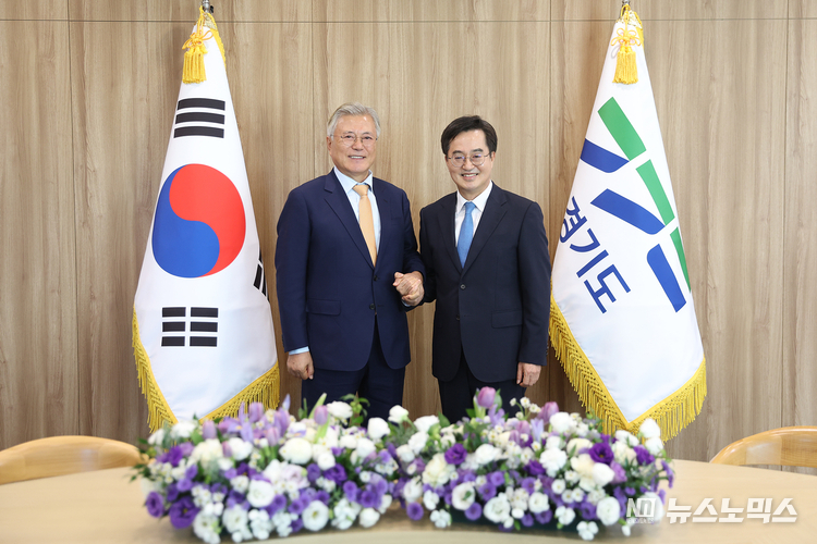 4일 오후 수원 경기도청을 방문한 문재인 전대통령과 김동연 경기지사가 기념촬영을 한 뒤 환담을 나눴다../사진=경기도