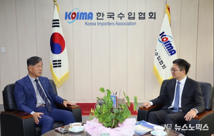 지난 9월30일 서울 서초구에 소재한 한국수입협회에서 레이 장 알리익스프레스 코리아 대표와 김병관 한국수입협회 회장은 '해외직구제품 안전성 검사를 위한 업무협약과 관련, 환담을 나누고 있다../사진=알리익스프레스