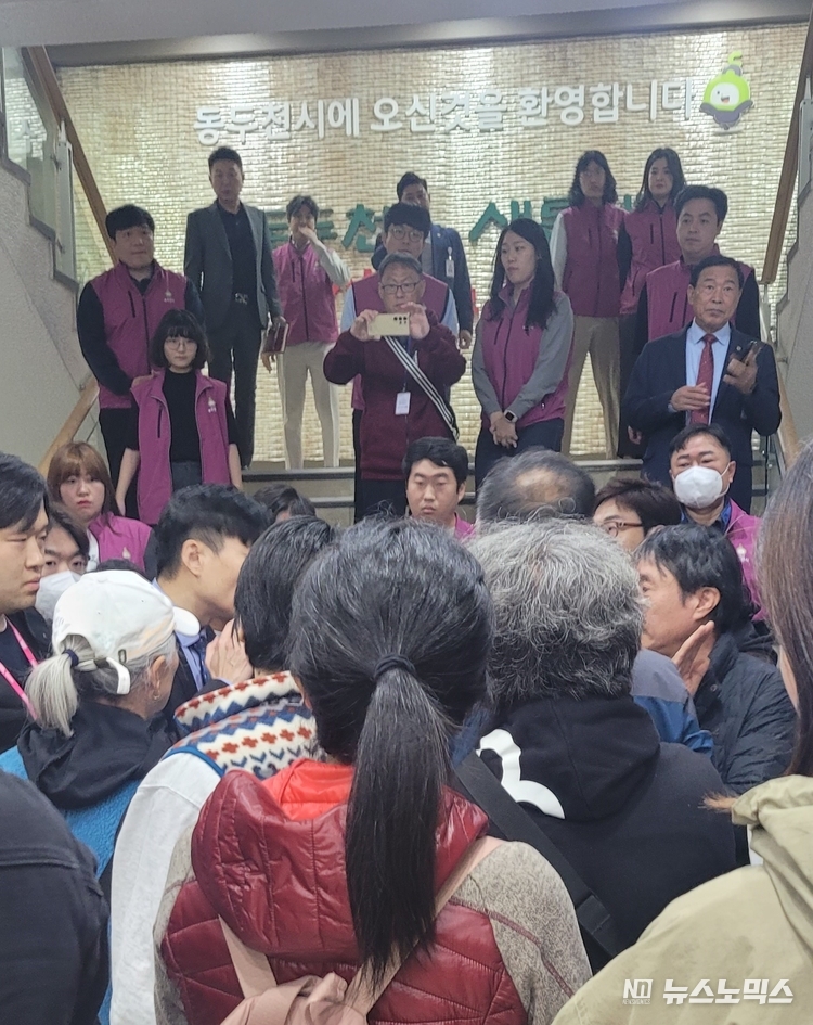 동두천옛성병관리소철거저지를위한공동대책위는 14일 오전 전날 새벽 동두천시의 중장비 굴착기의 성병관리소 진입 시도에 반발, 동두천시청 항의방문에 나섰다. 공대위는 이날 2시간 가량 동두천시청에서 농성을 벌인 끝에 유인 인권위 등의 최종 답변을 받기 전까지 옛성병관리소 철거 유예 등 3개 요구안을 동두천시에 전달했다.사진=공대위