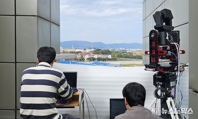 한화시스템이 광주과학기술원 고등광기술연구소에서 ISL 중거리 통신 시험을 수행하고 있다