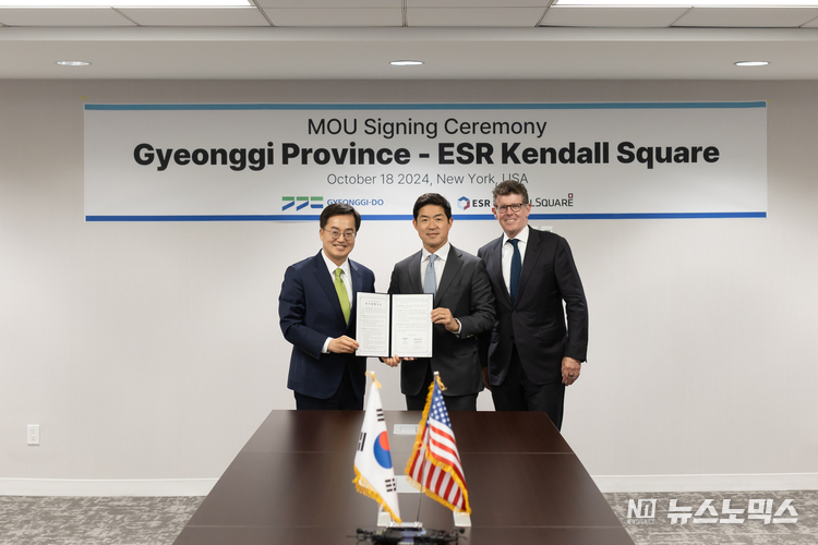 18일(미국 현지 시각) 국내 최대 물류부동산 개발·운영회사인 ESR켄달스퀘어와 경기도가 여주에 2조1천억원대의 친환경 물류단지 조성 관련 협약을 맻은 뒤 김동연 경기지사와 남선우 ESR켄달스퀘어 남선우 대표, 워버그핀커스 제이크 시워트 전무이사가 기념촬영을 하고 있다./사진=경기도