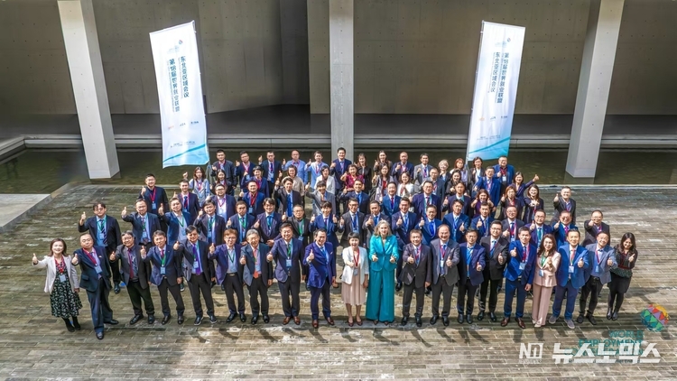 ‘2024 제19회 세계고용연맹(WEC) 동북아시아회의’에 참석한 한중일 관계자들이 기념사진을 촬영하고 있다