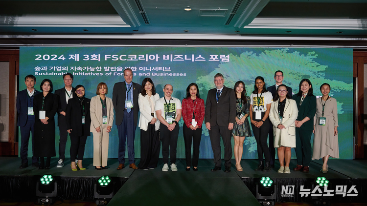 FSC 코리아(대표 권성옥)가 22일 오후 인터컨티넨탈 서울 파르나스 오키드홀에서 ‘제3회 FSC 비즈니스 포럼’을 개최했다. FSC 인터내셔널의 특사인 킴 카스텐슨을 비롯해 파비안 파카스 마켓 책임자·외른 바이써트 주한 독일 대사관 공관 차석·박민혜 WWF 코리아 사무총장 등이 포럼 패널들과 함께 기념촬영을 하고 있다. 