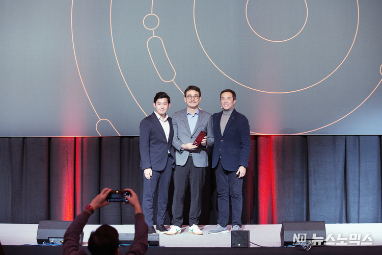 '브이엔티지'가 최근 열린 네덜란드 암스테르담에서 열린 ‘ONE: OutSystems NextStep Experience 2024’에서 진행된 파트너 임팩트 어워즈(Partner Impact Awards)에서 아시아태평양(APAC) 지역 ‘Rising Star’상을 수상한 뒤 OutSystems APAC파트너 얼라이언스 매니저 최홍현, 브이엔티지 (VNTG) 대표 김태근, OutSystems APAC파트너 얼라이언스 총괄 Jeremy 등이 기념촬영을 하고 있다.