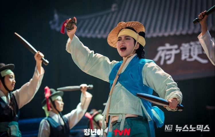 굿데이터코퍼레이션이 발표한 10월 4주차 TV-OTT 드라마 화제성 조사에서 tvN의 ‘정년이’의 김태리가 2주 연속 화제성 조사에서 연속 1위를 차지했다.