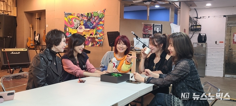 여성 5인조 밴드 '즐겨락' 멤베들이 커피 타임을 즐기며 대화를 나누고 있다.