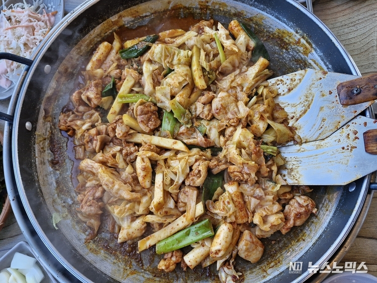 김유정역 앞 '김유정역 닭갈비' 가게 닭갈비 모습