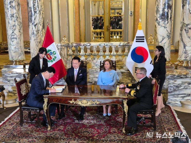 주원호 HD현대중공업 특수선사업대표와 세사르 베나비데스 페루 시마조선소 소장이 16일(현지시간) 페루 리마 대통령궁에서 윤석열 대통령과 디나 볼루아르테 페루 대통령이 임석한 가운데 잠수함 공동개발 MOU에 서명하고 있다./사진=대통령실 제공