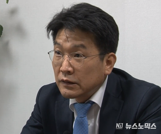 전투력 측정을 위한 턱걸이 훈련 중 어깨 부상을 입은 군인 A씨를 변호한 박경수 변호사가 사안을 설명하고 있다..