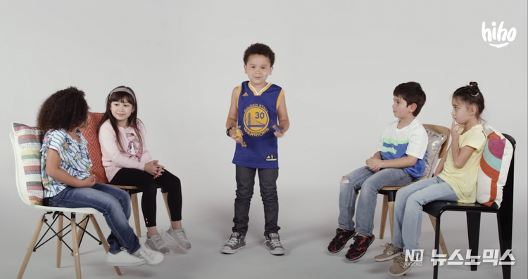쇼앤텔(Show and Tell) 시간에 친구들 앞에서 좋아하는 물건을 소개하고 있는 모습 출처: 유튜브 hiho
