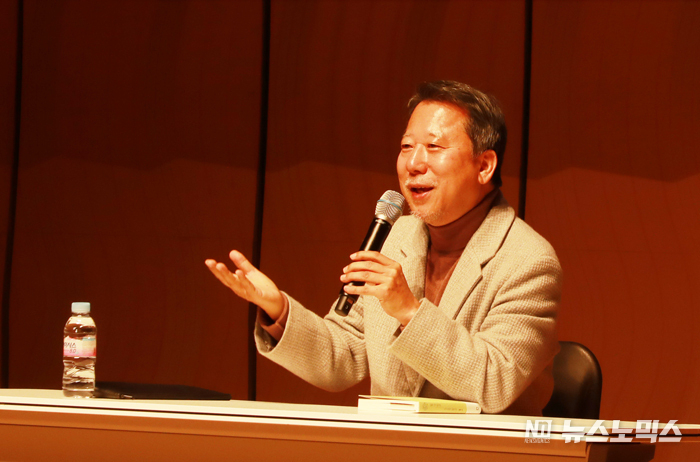 장석주 시인이 제6회 목일신아동문학상 시상식 축하 행사로 문학강연을 하고 있다