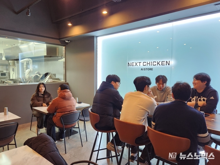 넥스트페이 서비스로봇 운용 매장 전경(NEXT CHICKEN AI STORE)