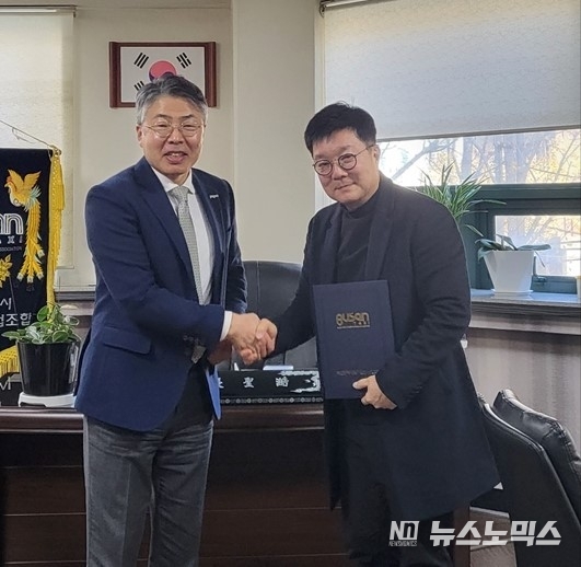 피엠그로우 박재홍 대표이사(좌)와 부산광역시택시운송사업조합 장성호 이사장은 최근 전기택시 배터리 화재 예방 시스템 구축 업무협약을 체결한 뒤 악수하고 있다.
