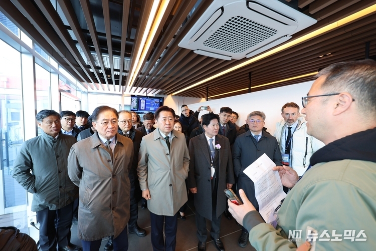 지난 14일 오후 1시부터 전남 고흥K-UAM 실증단지에서 열린 2024 도심항공교통(UAM) 비행시연 행사의 주요 참석자들이 K-UAM 드림팀 컨소시엄의 전시를 관람하고 있다
