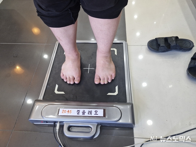 '인디오가'에서 2045걸을레오 수제 맞춤 깔창 제작을 위해 족압 측정을 하고 있는 고객 모습