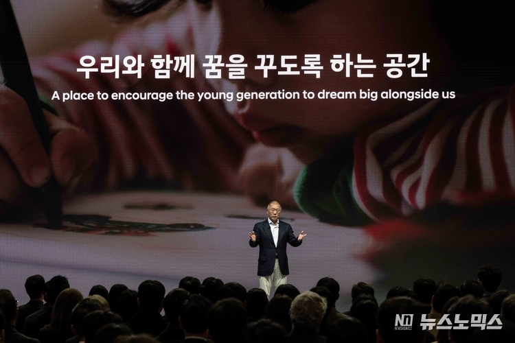 현대차그룹 2025년 신년회에서 그룹 임직원들에게 새해메시지를 전하고 있는 정의선 회장<br>
2025년 신년회는 그룹 경영진들과 임직원들이 올해 경영 환경과 그룹의 방향성에 대해 깊이 있게 대화하고 혁신 의지, 체질 개선, 팀워크 등으로 대내외 도전을 극복하자는 공감대를 강화하기 위한 자리로 마련됐다.