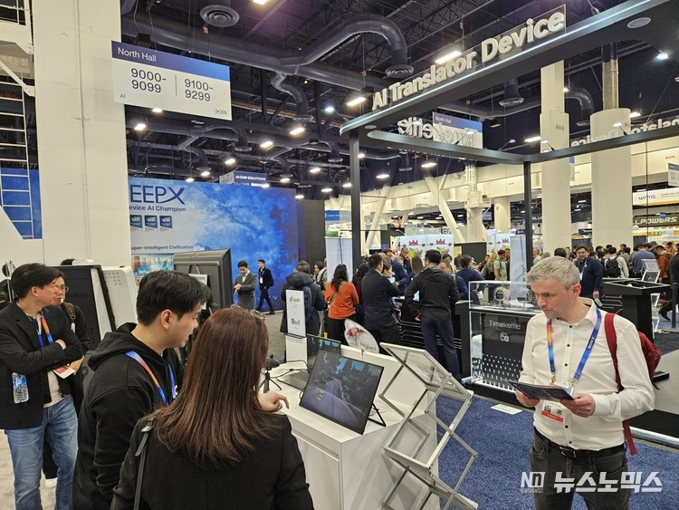 CES 2025의 마음AI 부스에서 다리소프트 임직원이 솔루션을 소개하고 있다