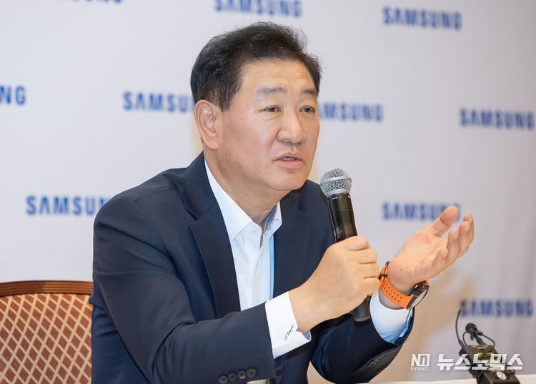 현지시간 7일 미국 라스베이거스 CES 2025 현장에서 열린 국내 기자간담회에서 삼성전자 한종희 대표이사 부회장이 기자들의 질문에 답변을 하고 있다