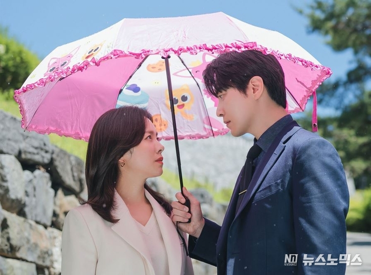 K-콘텐츠 온라인 경쟁력 분석 기관인 굿데이터코퍼레이션이 발표한 1월 2주차 TV-OTT 출연자 화제성 조사에서 SBS의 ‘나의 완벽한 비서’ 이준혁과 한지민이 1·2위를 각각 차지했다.