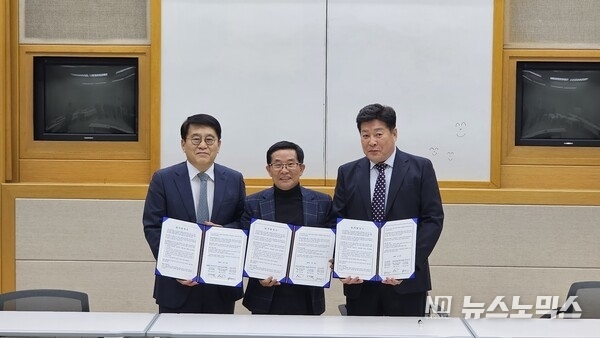 지난 20일 용인 소재 고등기술연구원에서 농림축산식품분야의 수소, 암모니아, 바이오에너지 전환을 위한 기술 및 사업개발을 위한 상호협력 업무협약(MOU)에서 고등기술연구원 김진균 원장, 수소농업기술협회 지은상 회장, 우석이엔씨 최용기 회장이 업무협약서를 들고 기념 촬영을 하고 있다.