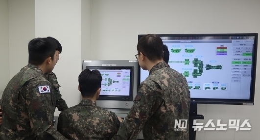 해군 교육생들이 국방기술진흥연구소 및 한화시스템으로부터 증여 받은 함정 추진체계 상태기반진단체계(CBMS)를 시험 운용하고 있다.