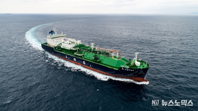 HD현대미포가 건조해 인도한 1만8000㎥급 LNG 벙커링선의 시운전 모습